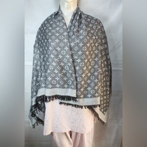 Authentic Louis Vuitton Scarf Shawl Stole 50% Wool 22% Silk Black Used